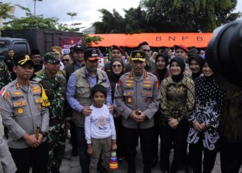 Kapolri Tinjau Pengungsian Di Aceh Tengah, Distribusikan Bantuan Untuk Korban Bencana