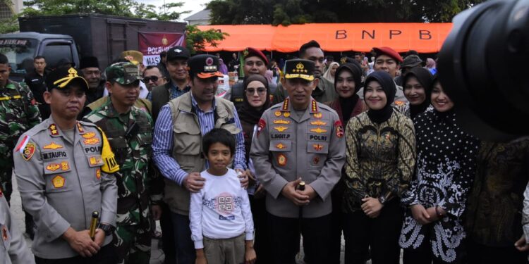 Kapolri Tinjau Pengungsian Di Aceh Tengah, Distribusikan Bantuan Untuk Korban Bencana