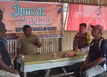 Polsek Pangkalan Kerinci Gelar Jumat Curhat, Warga Minta Kontak Bhabinkamtibmas Diperluas