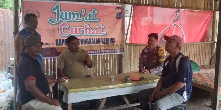 Polsek Pangkalan Kerinci Gelar Jumat Curhat, Warga Minta Kontak Bhabinkamtibmas Diperluas
