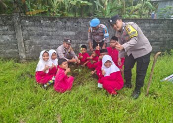 Polsek Kuala Kampar Tanam Bibit Mangga di SDN 011, Sambil Edukasi Program Green Policing