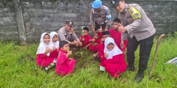 Polsek Kuala Kampar Tanam Bibit Mangga di SDN 011, Sambil Edukasi Program Green Policing