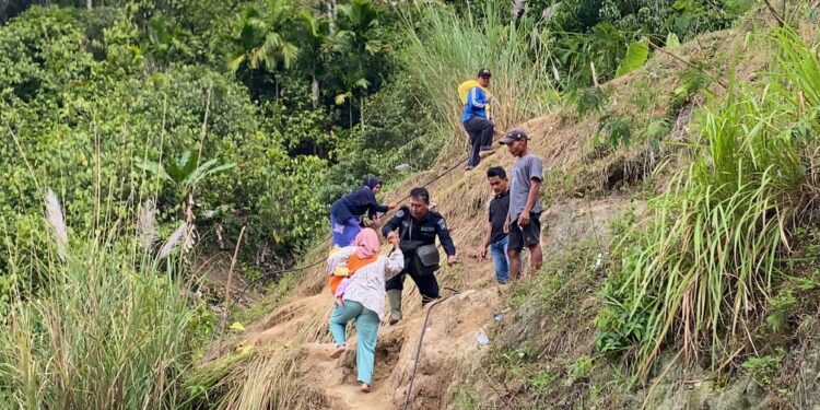 Tidak Hanya Dibalik Layar, Kasubsi Penmas Polres Aceh Tenggara Turun Langsung Bantu Warga