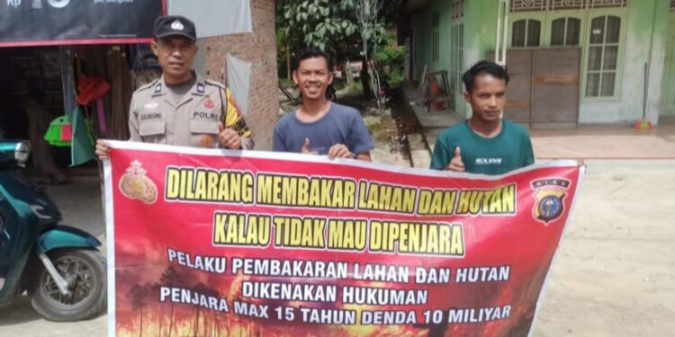 Polsek Langgam Sosialisasikan Larangan Membakar Hutan dan Lahan di Desa Segati