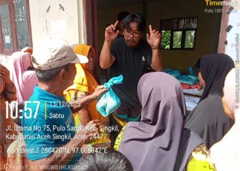 Warga Terima Bantuan Beras dan Minyak Goreng Di Desa Pulo Sarok
