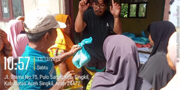 Warga Terima Bantuan Beras dan Minyak Goreng Di Desa Pulo Sarok