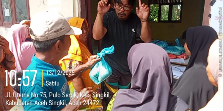Warga Terima Bantuan Beras dan Minyak Goreng Di Desa Pulo Sarok