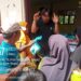 Warga Terima Bantuan Beras dan Minyak Goreng Di Desa Pulo Sarok