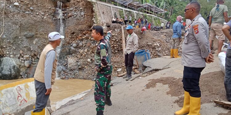 Dandim 0106/Aceh Tengah Meninjau Jembatan Rusip Antara