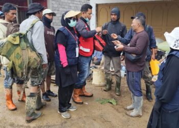 Bukan Hanya Untuk Masyarakat Camp Permata, Relawan PMI Juga Bagikan Obat Dan Vitamin