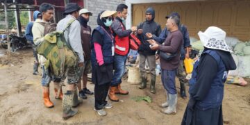 Bukan Hanya Untuk Masyarakat Camp Permata, Relawan PMI Juga Bagikan Obat Dan Vitamin