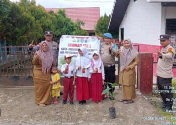 Dukung Penghijauan, Polisi Bunut Tanam Bibit Pohon di Sekolah