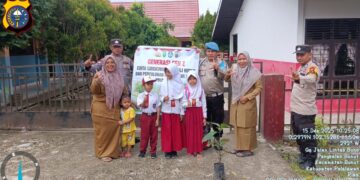 Dukung Penghijauan, Polisi Bunut Tanam Bibit Pohon di Sekolah