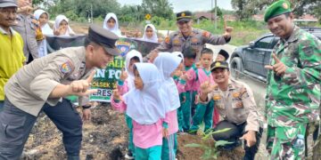 Hijaukan’ Desa Kampar, Polsek Tambang ‘Ajak’ Generasi Muda ‘Tanam’ Pohon, Kapolsek: ‘Cintai Lingkungan, Jaga Bumi Kita’!”