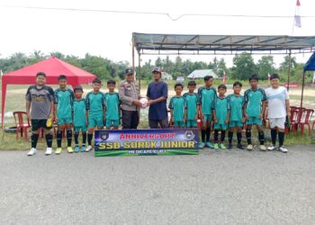 Polsek Pangkalan Kuras Serahkan Bola untuk Turnamen Mini Soccer Pelajar