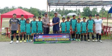 Polsek Pangkalan Kuras Serahkan Bola untuk Turnamen Mini Soccer Pelajar