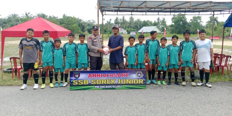 Polsek Pangkalan Kuras Serahkan Bola untuk Turnamen Mini Soccer Pelajar