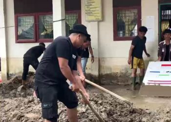 Ormawa Bersama Mahasiswa UBBG Turun Langsung Lakukan Pengabdian Pasca Banjir Di Gampong Kapah