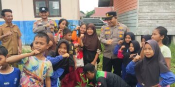 Polisi Tanam Bibit Pohon di SD 016 Pulau Muda dalam Program Penghijauan Kapolda Riau