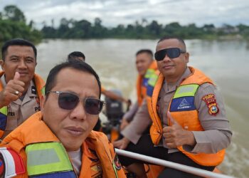 Kapolsek Bangkinang Barat ‘Gencar’ Patroli Sungai Kampar, ‘Pantau’ Debit Air, ‘Siaga’ Bencana, ‘Keselamatan’ Warga Prioritas!”