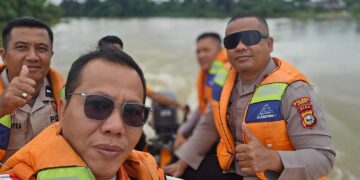 Kapolsek Bangkinang Barat ‘Gencar’ Patroli Sungai Kampar, ‘Pantau’ Debit Air, ‘Siaga’ Bencana, ‘Keselamatan’ Warga Prioritas!”