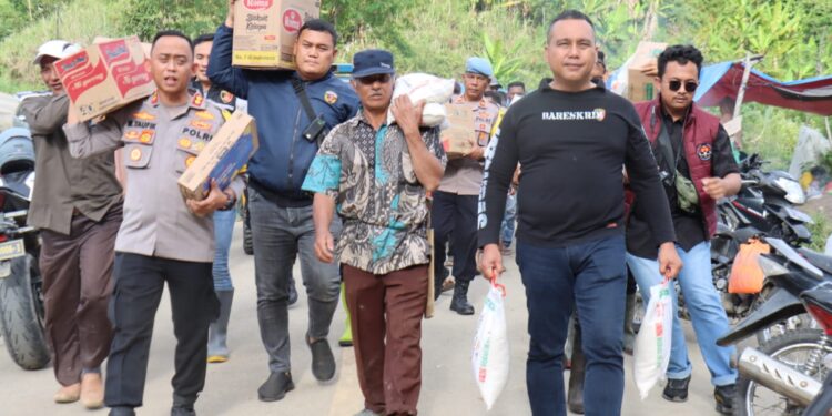 Bantuan Kabaharkam Polri Jangkau Warga Terdampak Bencana Di Mekar Maju
