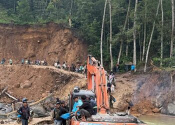 Perduli Kemanusiaan, Kadin Bener Meriah Turunkan Ekcavator Perbaiki Jalan Nasional