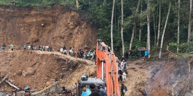 Perduli Kemanusiaan, Kadin Bener Meriah Turunkan Ekcavator Perbaiki Jalan Nasional