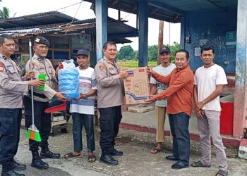 Kapolsek Kampar ‘Sentuh’ Pos Satkamling Pulau Sarak, ‘Berikan’ Bantuan & ‘Pimpin’ Gotong Royong, ‘Harkamtibmas’ Terjaga!”