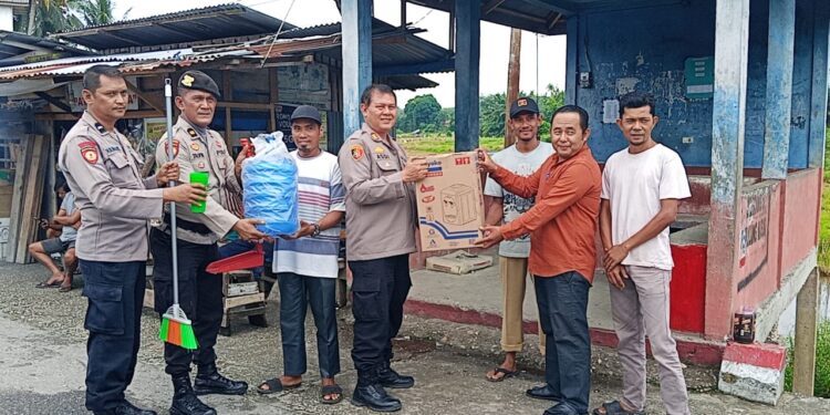 Kapolsek Kampar ‘Sentuh’ Pos Satkamling Pulau Sarak, ‘Berikan’ Bantuan & ‘Pimpin’ Gotong Royong, ‘Harkamtibmas’ Terjaga!”
