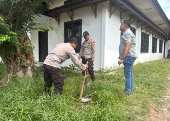 Polsek Pangkalan Kerinci Tanam Bibit Pohon Dukung Program Penghijauan Polda Riau