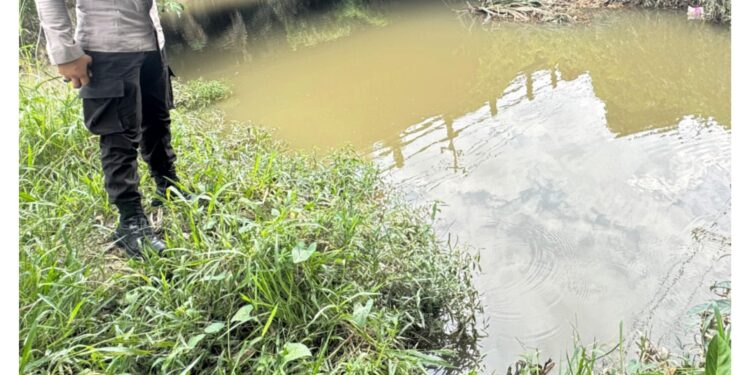 Polisi Cek Debit Sungai di Desa Dundangan, Kondisi Masih Normal