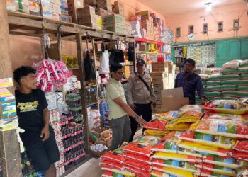 Polsek Pangkalan Kuras Cek Harga Sembako dan Petasan Menjelang Natal dan Tahun Baru 2026