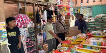 Polsek Pangkalan Kuras Cek Harga Sembako dan Petasan Menjelang Natal dan Tahun Baru 2026