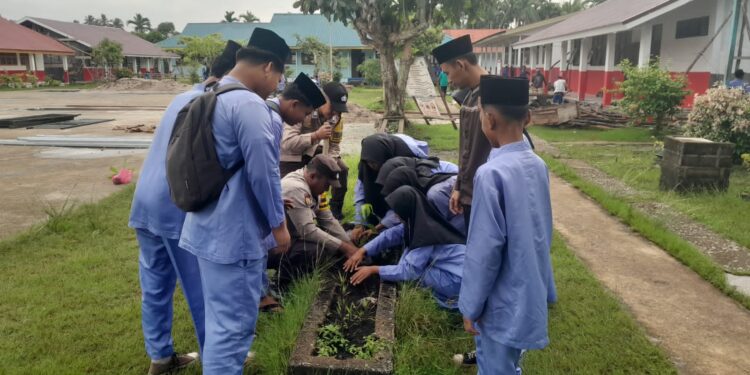 Polres Pelalawan Tanam Bibit Pohon Mangga di SMPN 1 Kuala Kampar