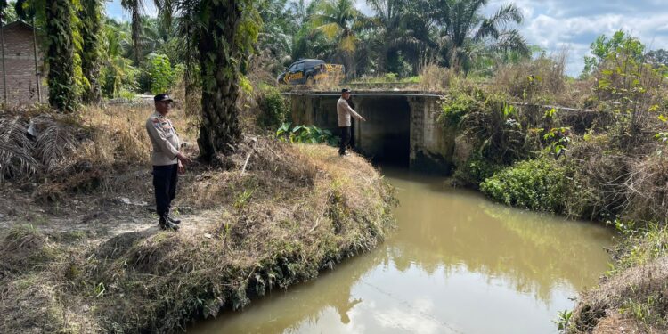 Antisipasi Banjir, Polsek Pangkalan Kuras Patroli Bantaran Sungai di Batang Kulim