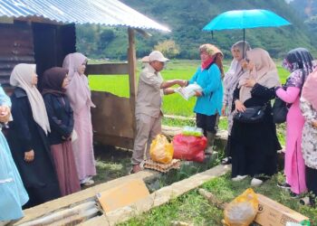 Perduli Kemanusiaan, SMP Negeri 1 Takengon Serahkan Bantuan Kepada Keluarga Siswa