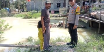Bhabinkamtibmas Desa Kesuma Polsek Pangkalan Kuras Cek Debit Air Sungai Kundur, Situasi Aman
