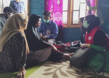 Relawan PMI Bener Meriah Periksa Kesehatan Istri Dan Anak Korban Banjir Bandang