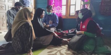Relawan PMI Bener Meriah Periksa Kesehatan Istri Dan Anak Korban Banjir Bandang
