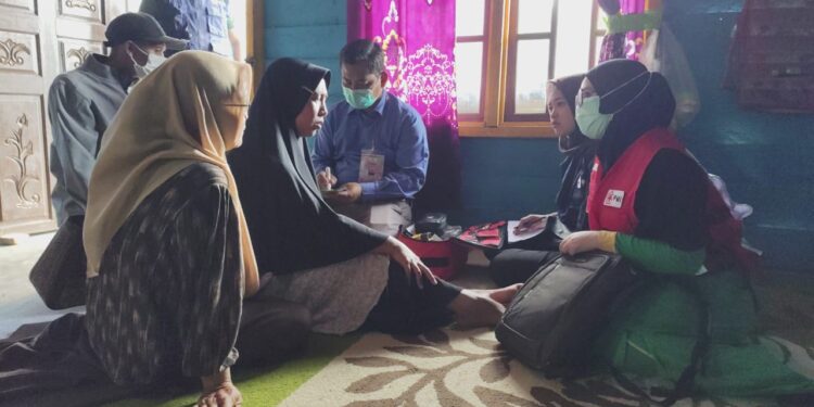 Relawan PMI Bener Meriah Periksa Kesehatan Istri Dan Anak Korban Banjir Bandang
