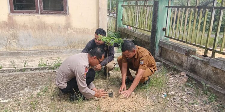 Polsek Pangkalan Lesung Tanam Bibit Sirsak Dukung Program Penghijauan Kapolda Riau