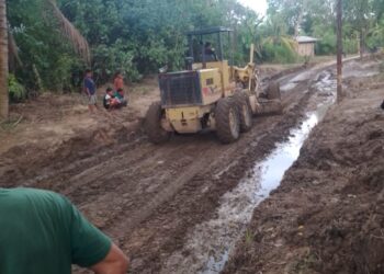 Pembersihan Jalan Gampong Hagu Dari Lumpur Bandang Menggunakan Alat Berat