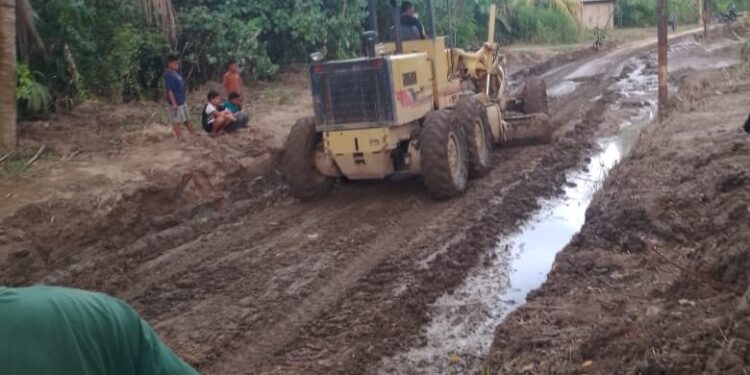 Pembersihan Jalan Gampong Hagu Dari Lumpur Bandang Menggunakan Alat Berat