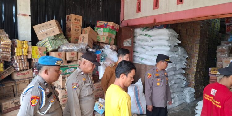 Polsek Pangkalan Lesung Cek Harga Sembako dan Pastikan Nihil Penjualan Petasan Jelang Nataru