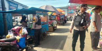 Polsek Ukui Patroli Pasar dalam Operasi Lilin 2025, Pastikan Kamtibmas Aman Jelang Natal dan Tahun Baru