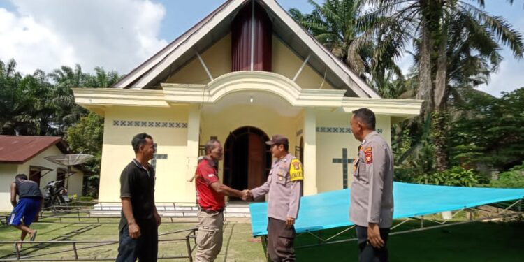 Polsek Kerumutan Lakukan Patroli Gereja Jelang Natal 2025 dan Tahun Baru 2026