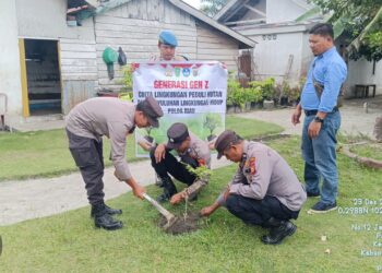 Polsek Bunut Lakukan Perawatan Bibit Pohon Dukung Program Penghijauan Kapolda Riau