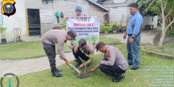 Polsek Bunut Lakukan Perawatan Bibit Pohon Dukung Program Penghijauan Kapolda Riau
