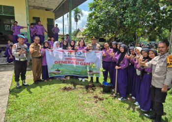 Polsek Teluk Meranti Tanam 1.000 Pohon di SMA Negeri 1 Teluk Meranti Dukung Program Penghijauan Kapolda Riau